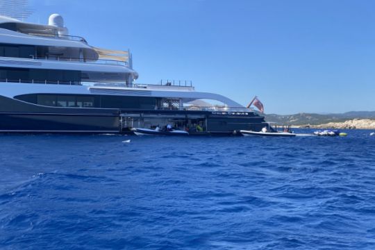 Bernard Arnault, al suo mega yacht vietato l'ingresso nel porto di
